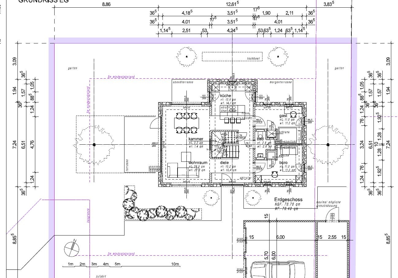 Grundriss des Erdgeschosses eines Einfamilienhauses mit Garten, Küche, Wohnzimmer, Diele.