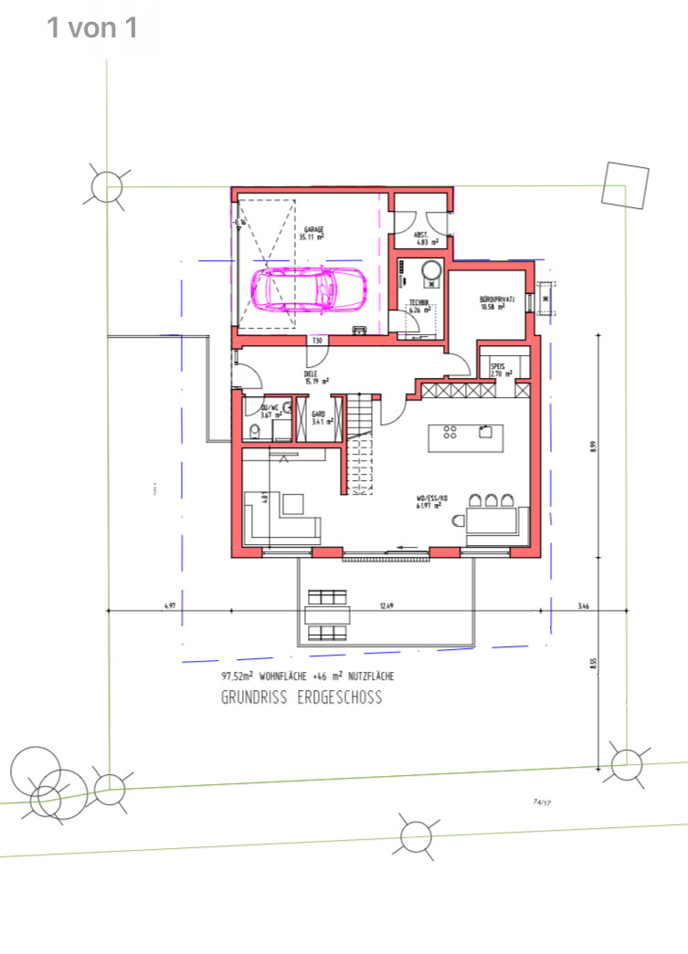 Grundriss Erdgeschoss eines Hauses mit Garage, Küche, Wohnzimmer, Essbereich und Treppe.