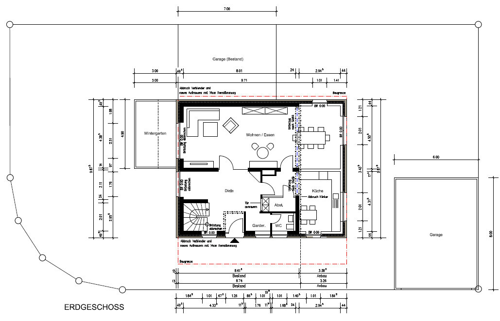 Detaillierter Grundriss des Erdgeschosses mit Wohnzimmer, Küche, Flur und Garage