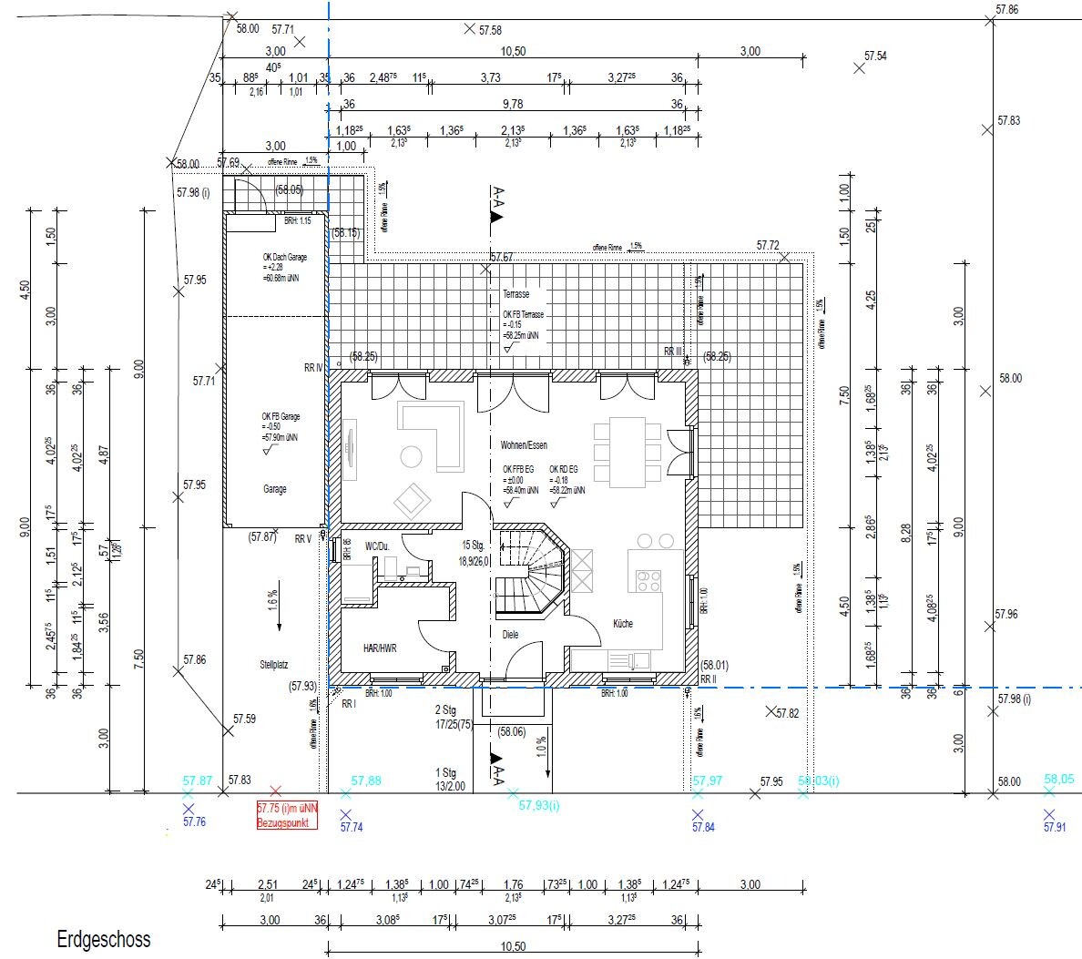 Detaillierter Grundriss des Erdgeschosses eines Hauses mit Wohnzimmer, Küche, Bad, Flur und Terrasse.