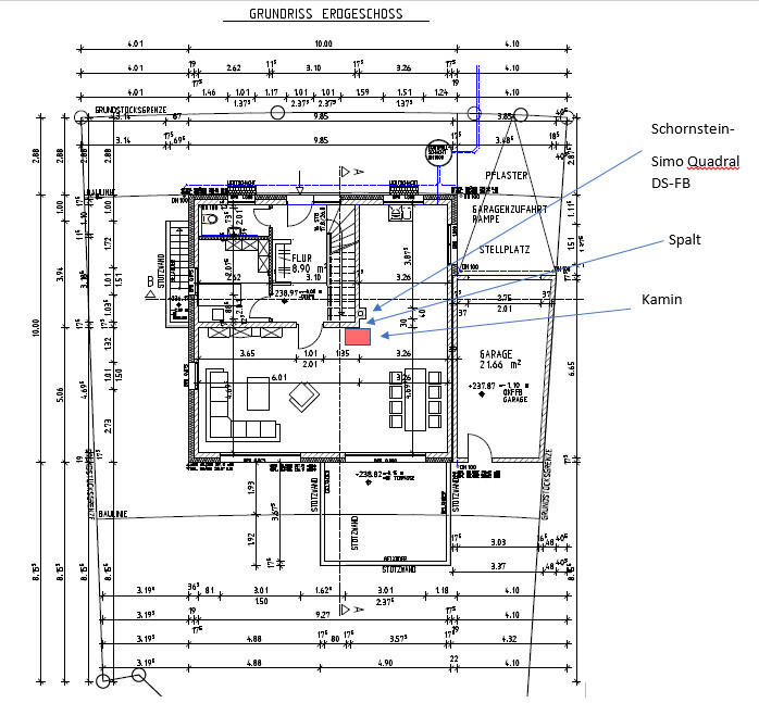 Grundriss Erdgeschoss: Haus mit Wohnbereich, Küche, Flur, Treppe, Kamin und Garage (Maßangaben)