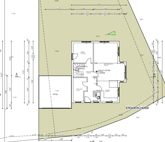 Grundriss Erdgeschoss mit Innenräumen, Treppenhaus, Küche, Bad, Büro, Garage und Grundstücksgrenze.