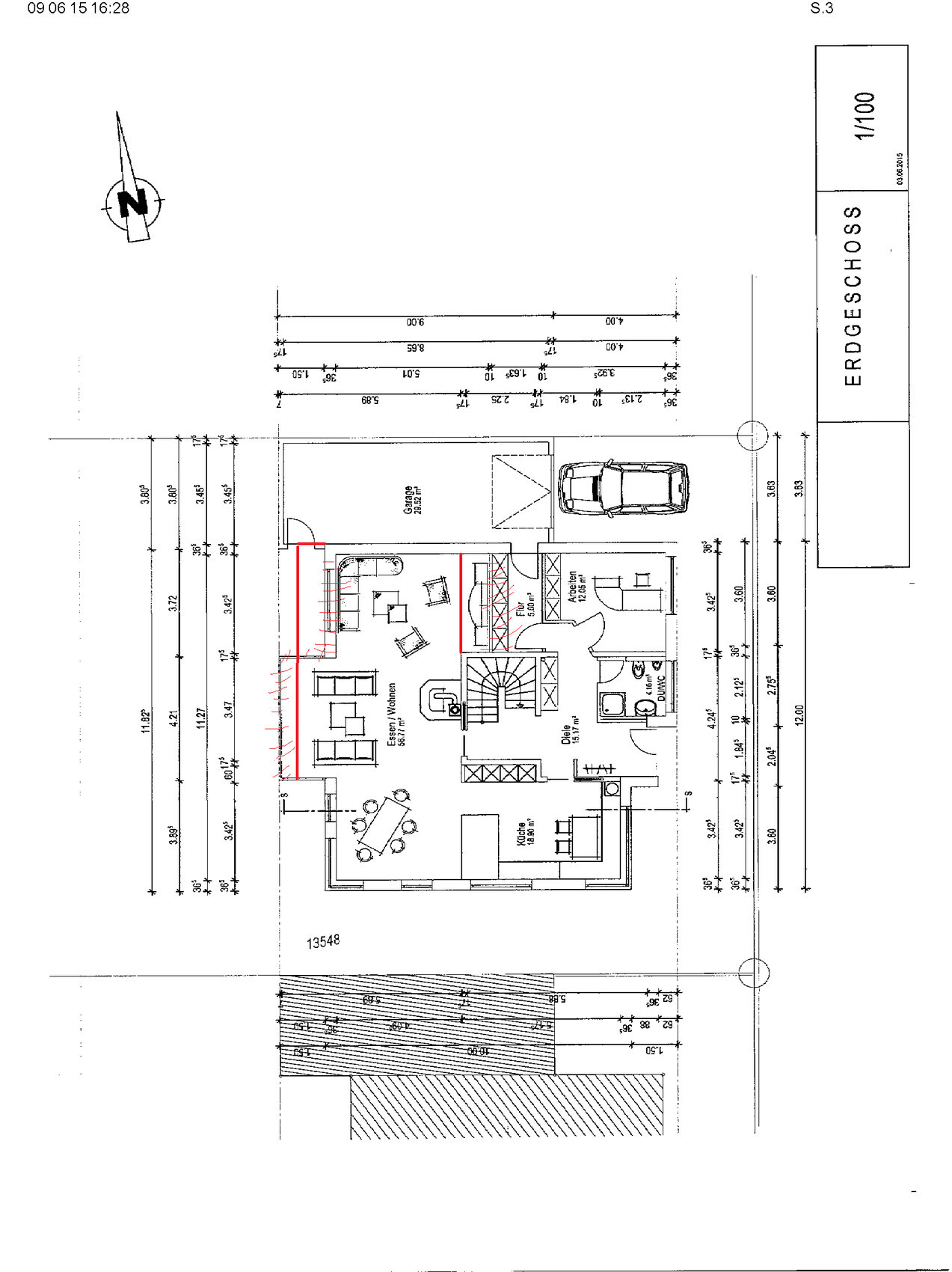 Grundriss eines Einfamilienhauses mit Wohnzimmer, Küche, Esszimmer, Treppe, Garage und Garten.