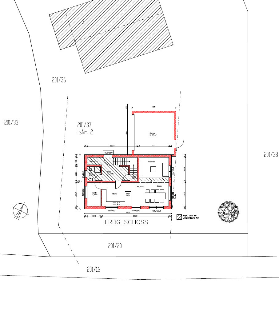 Grundriss Erdgeschoss: Küche, Wohnen, Essen, Garage; Maßangaben, Räume und Eingänge.