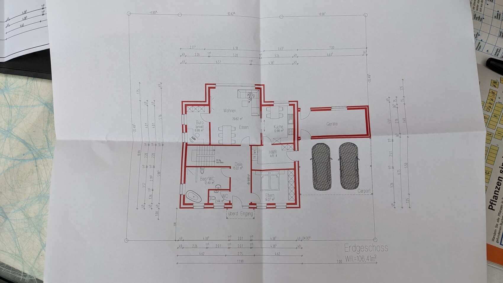 Erdgeschoss-Grundriss eines Hauses mit rotem Umriss und Innenaufteilung.