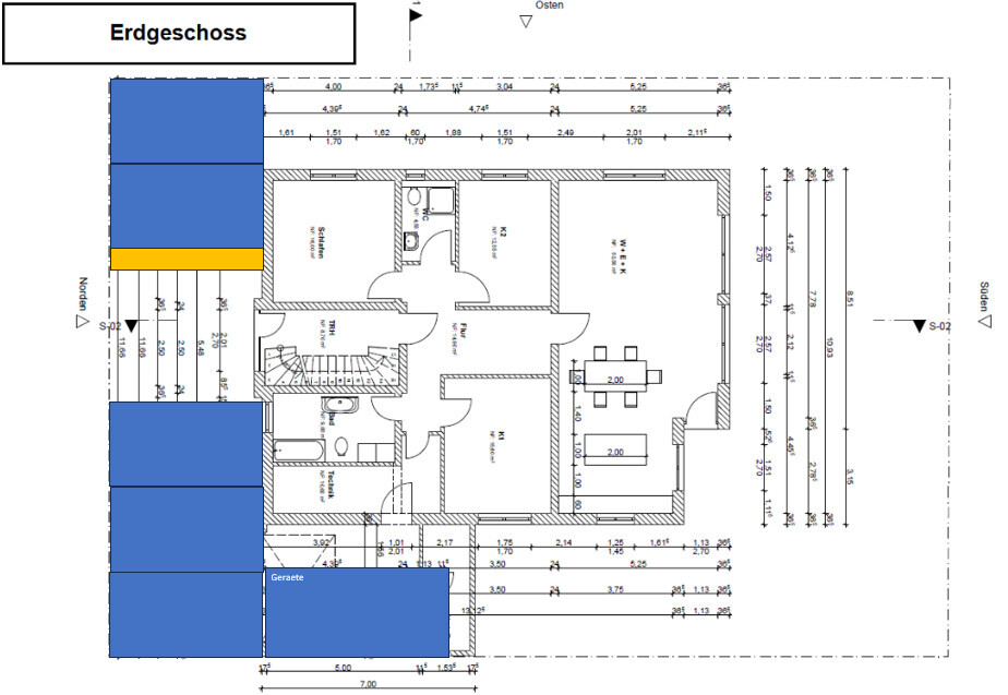 Erdgeschoss-Grundriss eines Hauses mit Zimmern, Fluren und Treppen