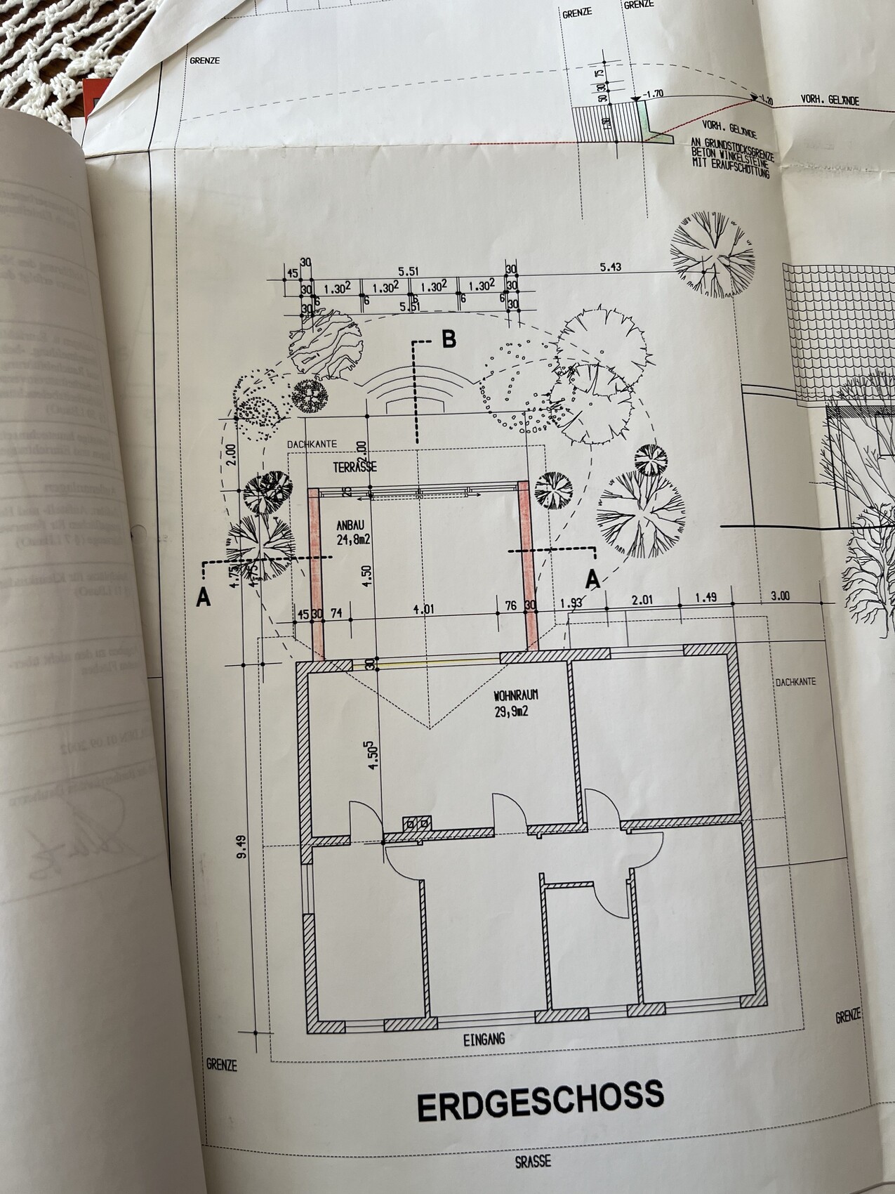 Grundriss des Erdgeschosses mit Wohnraum, Anbau, Terrasse, Eingang und Gartenbereich.