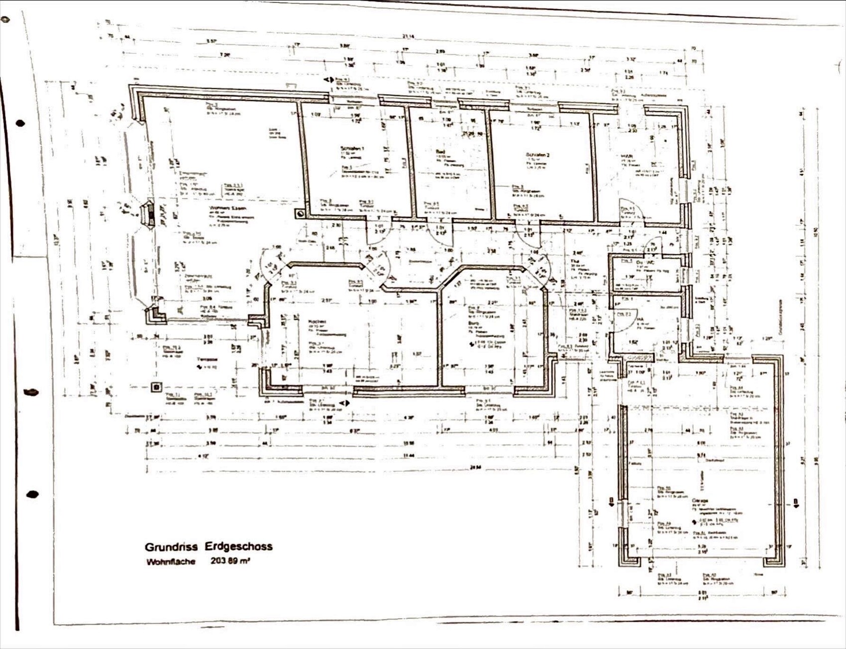 Grundriss des Erdgeschosses eines Gebäudes mit Räumen und Wänden.