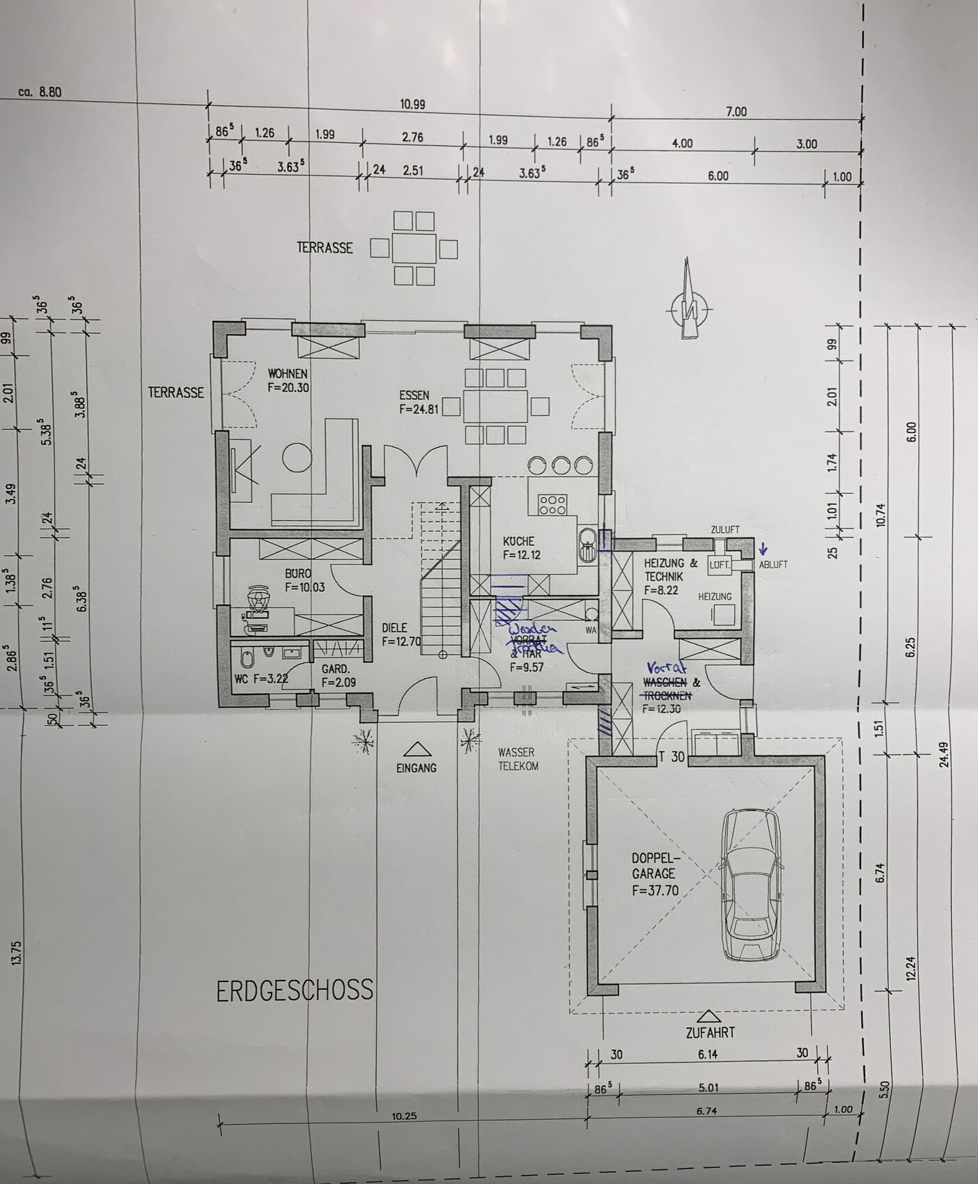 Grundriss Erdgeschoss mit Wohnen, Essen, Küche, Büro, Diele, Terrasse, Garage.