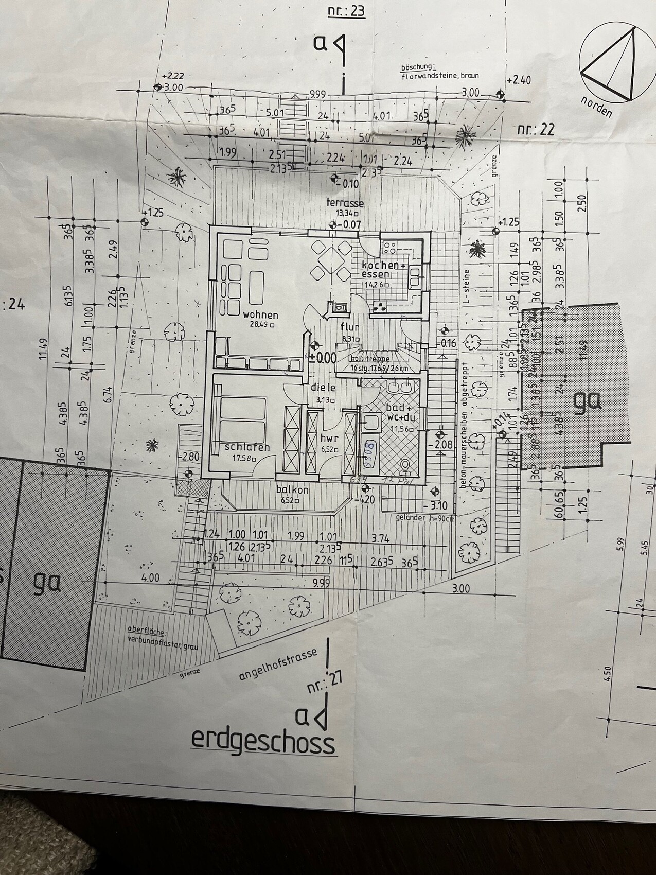 Grundriss Erdgeschoss: Wohnzimmer, Küche, Essen, Bad, Schlafzimmer, Flur, Balkon, Terrasse, Garten.