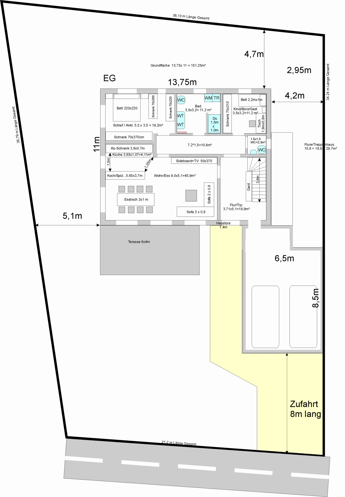 Grundriss EG: Küche, Wohnen/Essen, Schlafzimmer, Bad, Terrasse und Zufahrt.