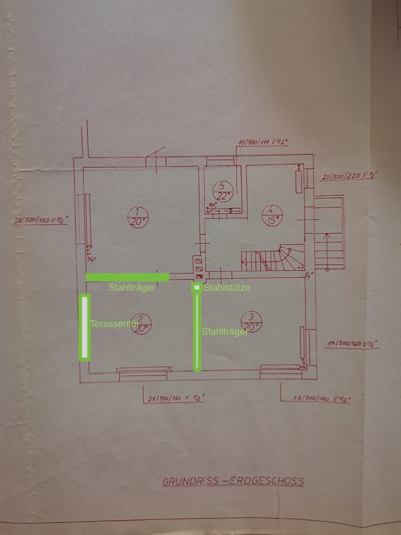 Grundriss Erdgeschoss mit Stahlträgern, Stahlstützen und Terrassentür.