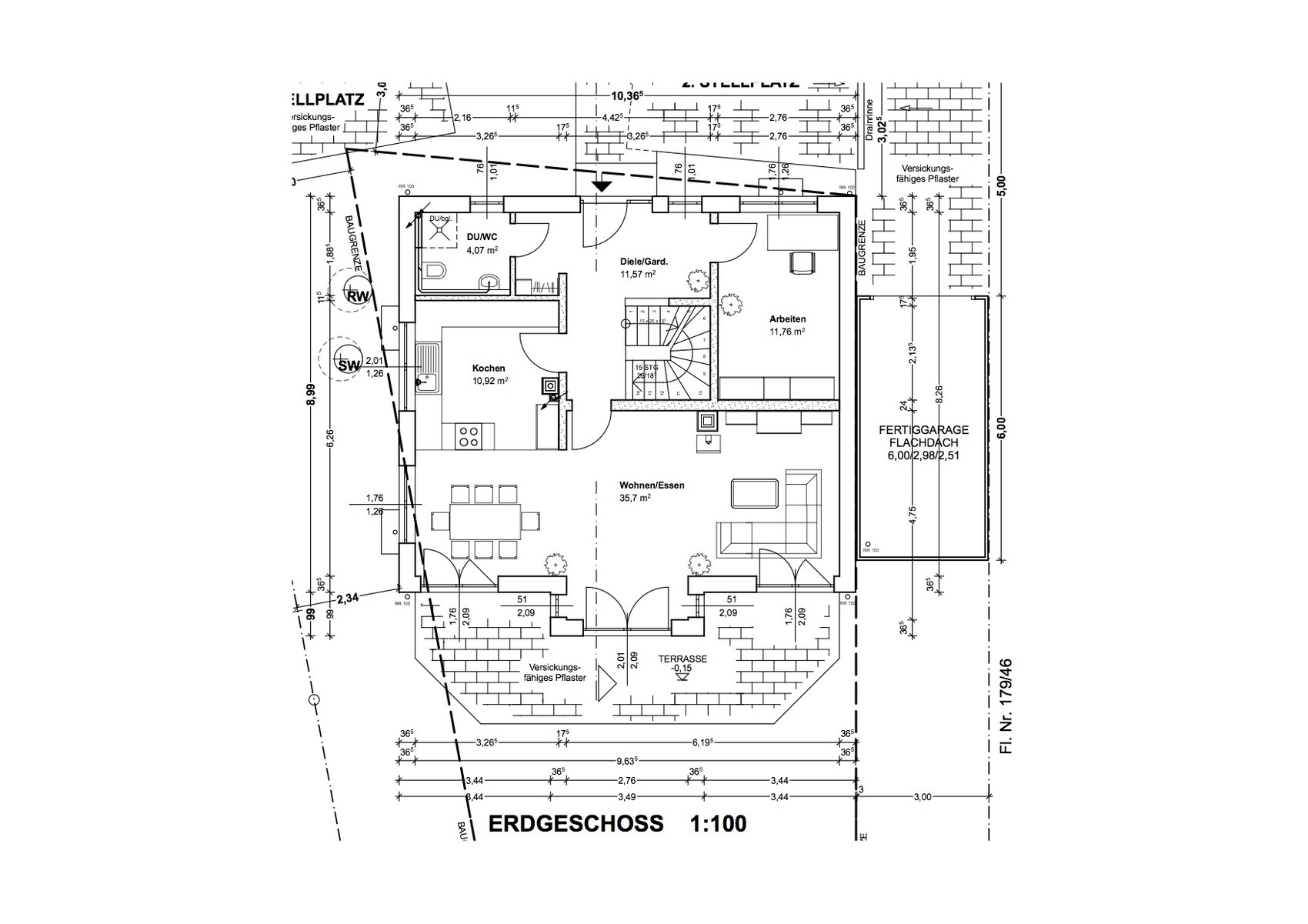 Grundriss eines Erdgeschosses eines Hauses mit Küche, Wohnbereich, Essbereich und Terrasse.