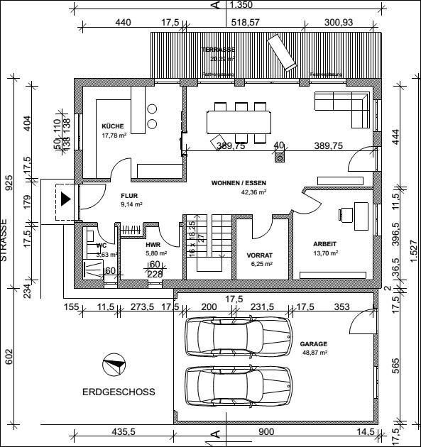 Grundriss Erdgeschoss eines Hauses mit Küche, Wohn- und Arbeitsbereich, Garage und Terrasse