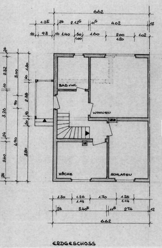 Grundriss Erdgeschoss: Küche, Wohnzimmer, Schlafen, Bad/WC, Treppenbereich.