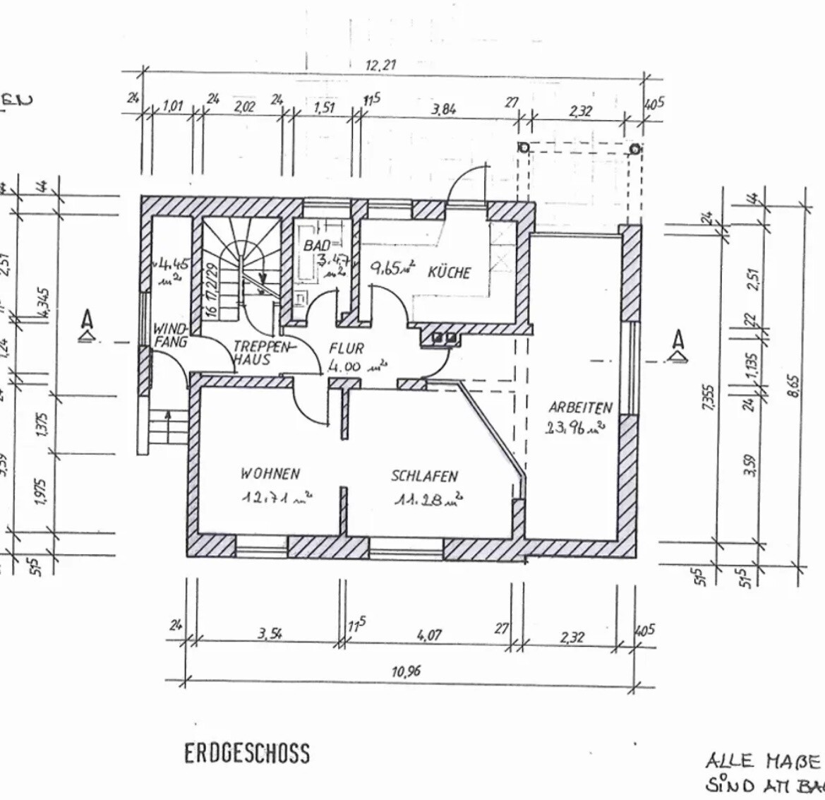 Erdgeschoss-Grundriss eines Hauses mit Wohnzimmer, Schlafzimmer, Küche und Bad