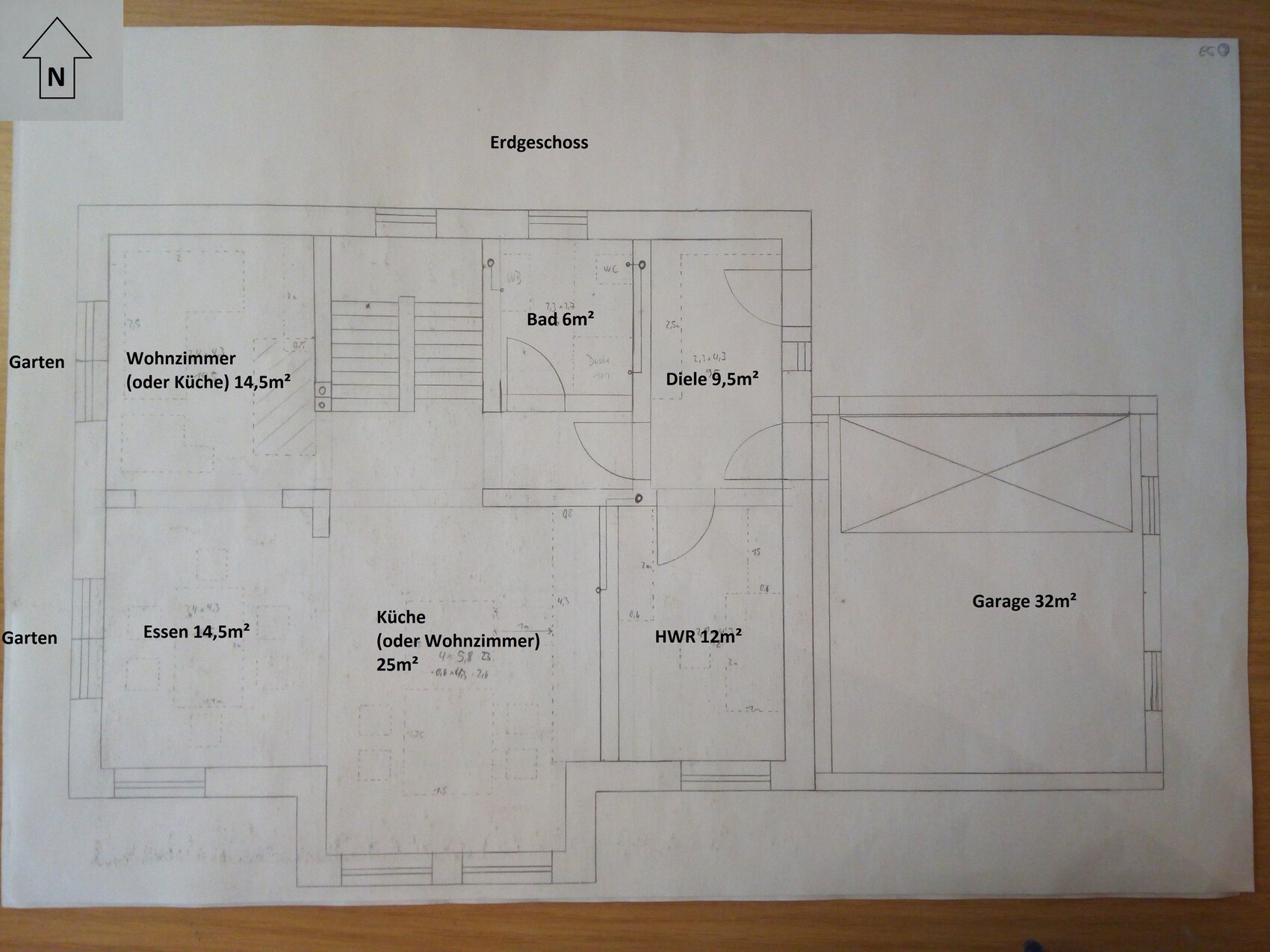 Grundriss Erdgeschoss eines Hauses mit Wohnzimmer, Küche, Bad, Diele und Garage.