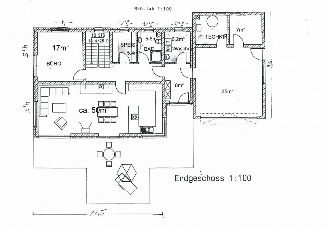 Erdgeschoss-Grundriss eines Hauses mit Büro, Küche, Wohnzimmer und Garage