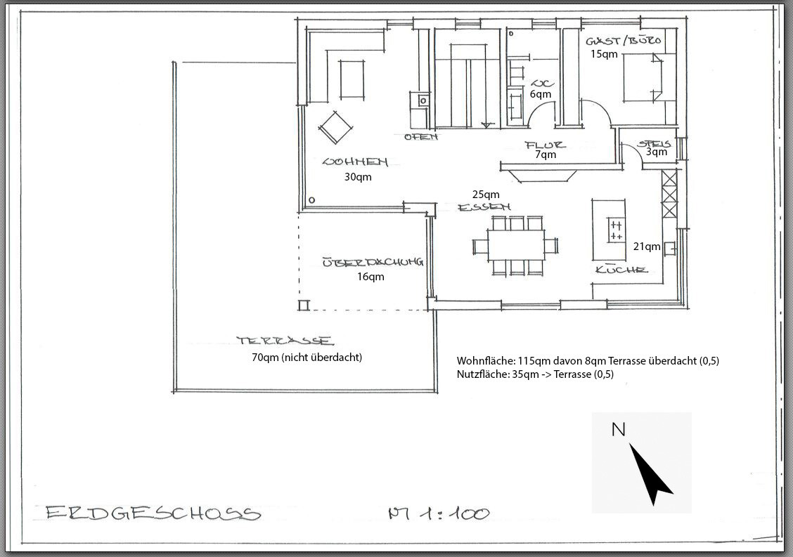 Erdgeschoss-Grundriss eines Hauses mit Wohnzimmer, Essbereich, Küche, Flur, Terrasse und Garten.
