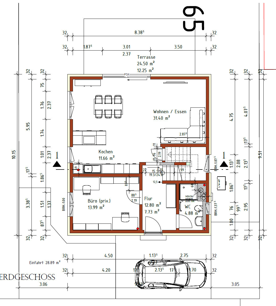Grundriss Erdgeschoss: Kochen, Wohnen/Essen, Büro (priv.), Flur, WC; Auto auf der Zufahrt.