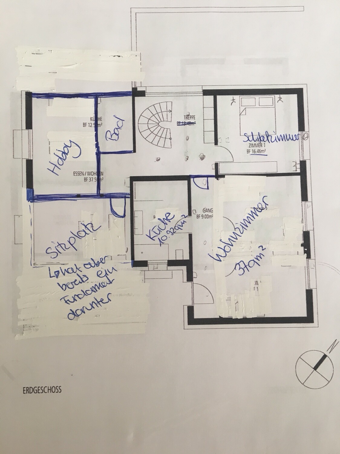 Grundriss des Erdgeschosses mit Wohnzimmer, Küche, Schlafzimmer und Bad