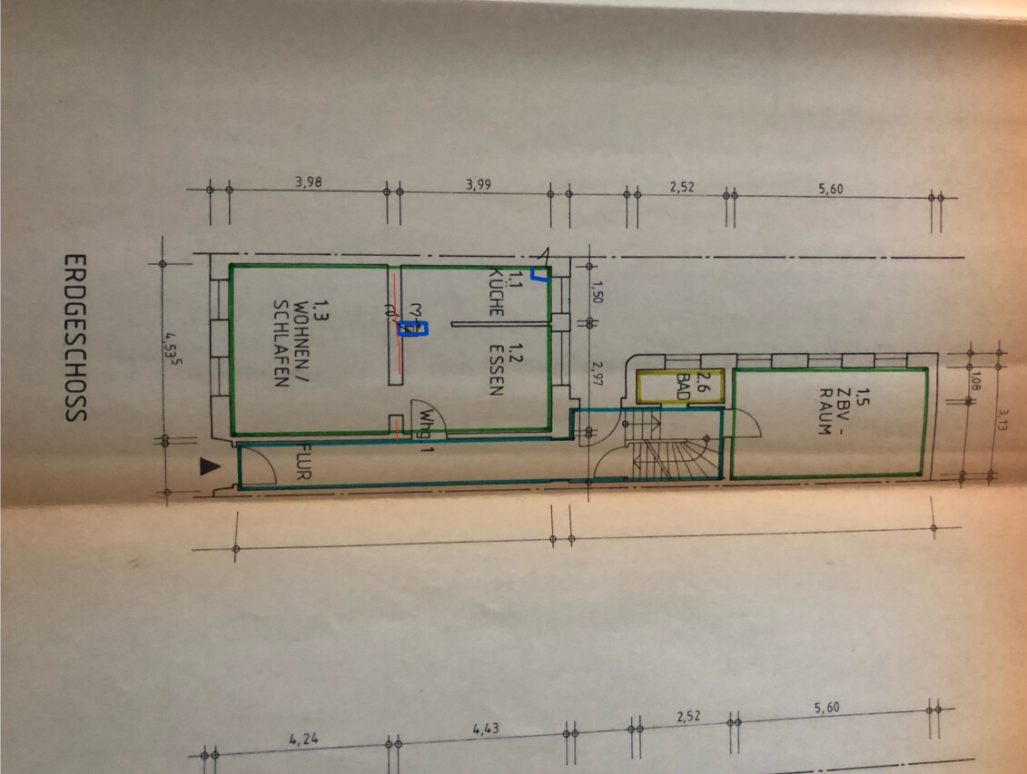 Grundriss Erdgeschoss: Wohn-/Schlafzimmer, Küche, Essen, Flur, Bad, Raum.