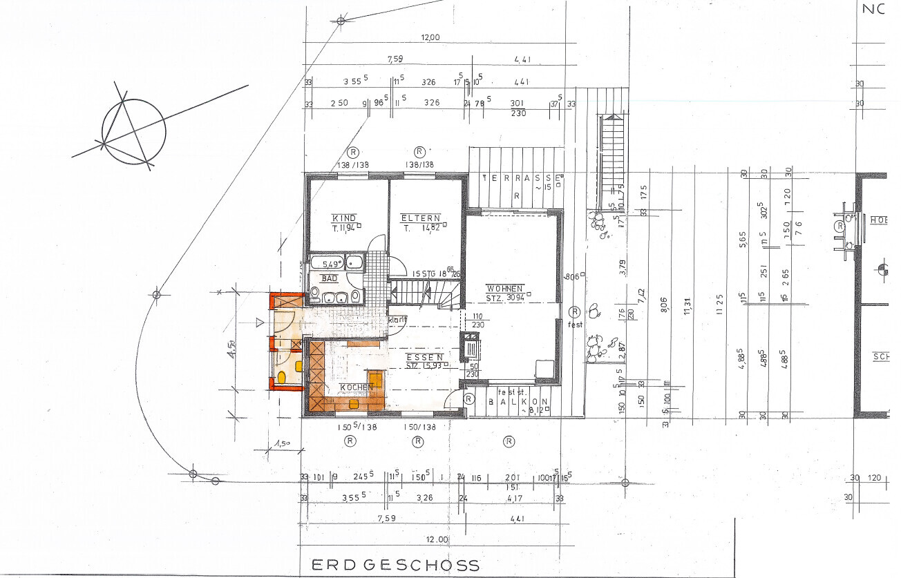 Grundriss Erdgeschoss eines Hauses mit Wohnzimmer, Küche, Essbereich und Bad