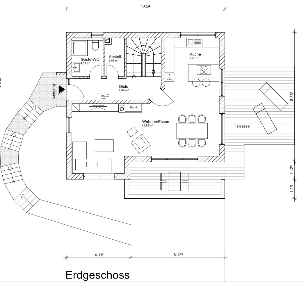 Grundriss Erdgeschoss mit Eingang, Gäste-WC, Diele, Abstellraum, Kamin, Wohnen/Essen, Terrasse.