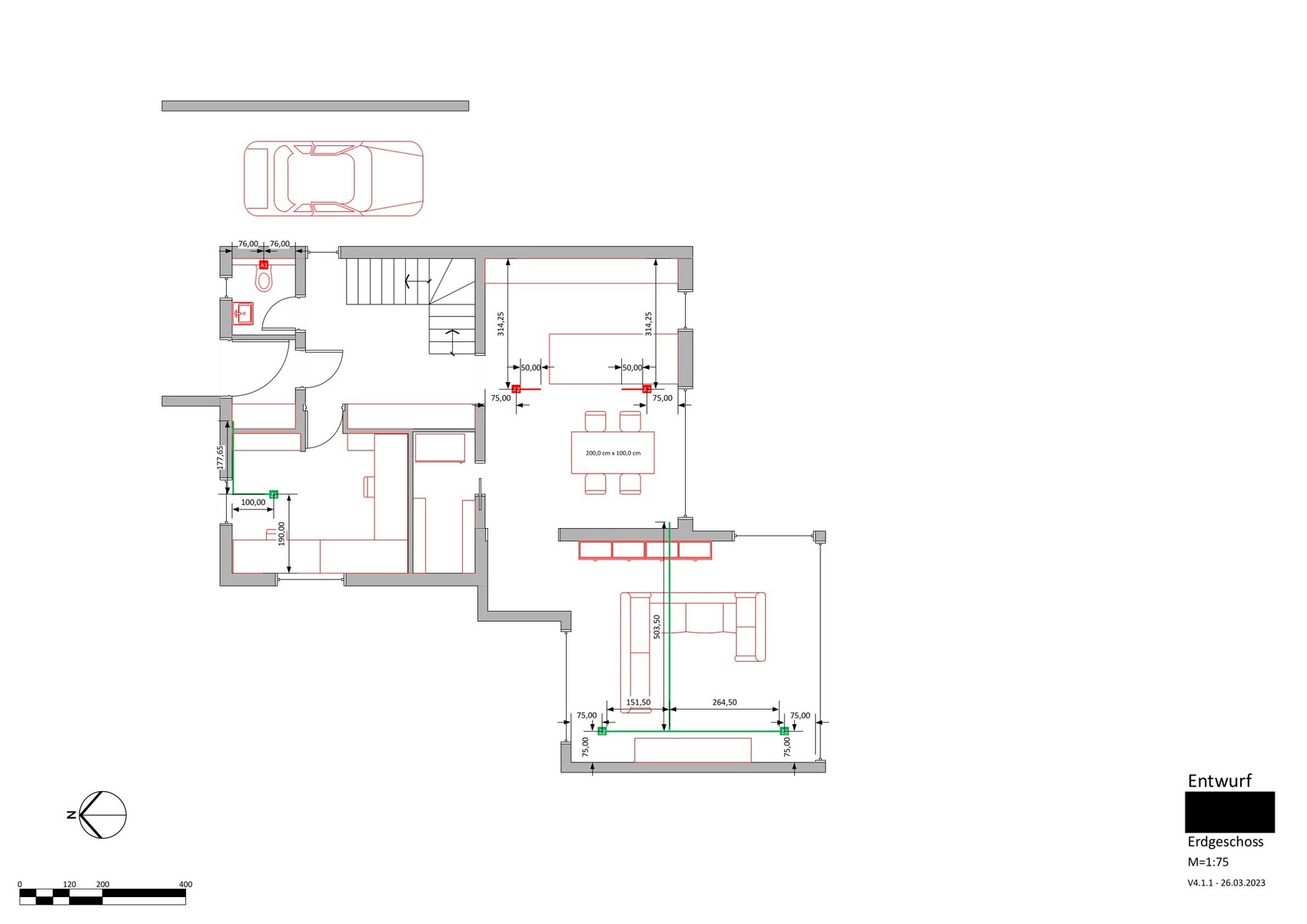 Grundriss eines Wohnhauses mit Treppe, Möbeln, Bad, Küche, Ess- und Wohnbereich; Auto davor.