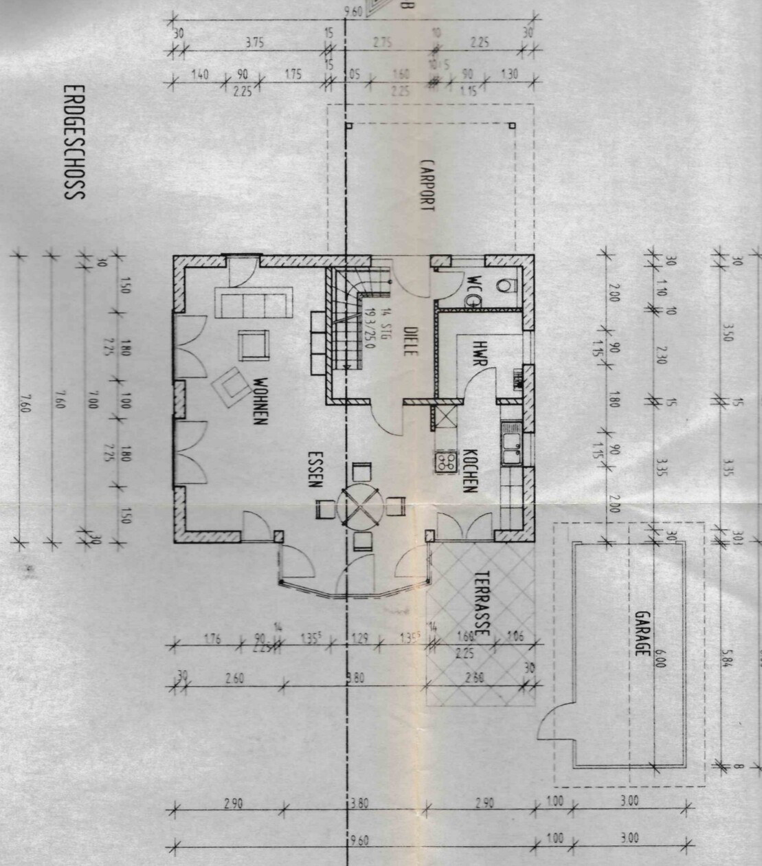 Erdgeschoss-Grundriss mit Wohnzimmer, Essen, Kochen, Diele, WC, HWR, Terrasse und Garage.