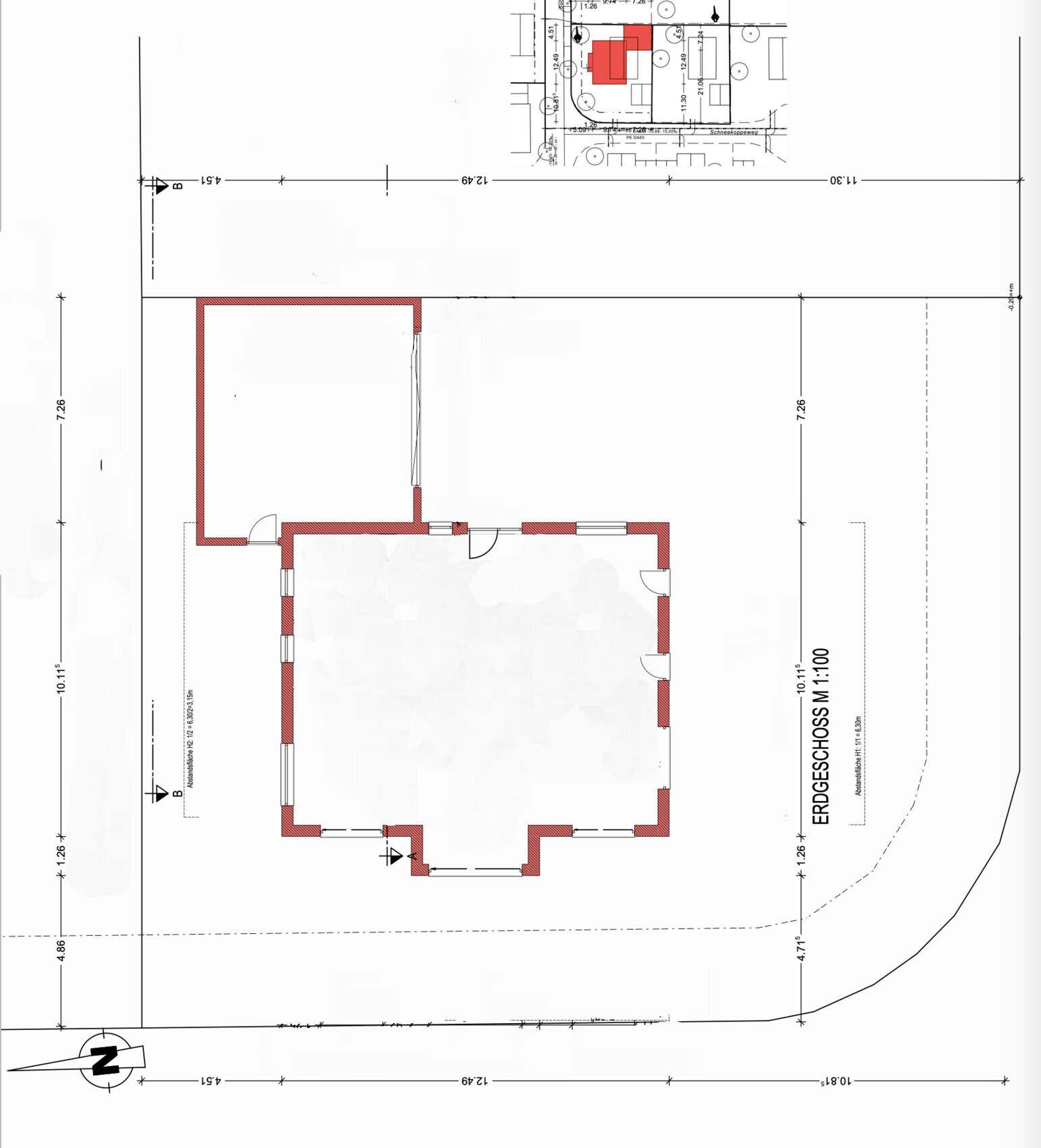 Grundriss des Erdgeschosses eines Hauses mit rotem Wandumriss und Maßlinien