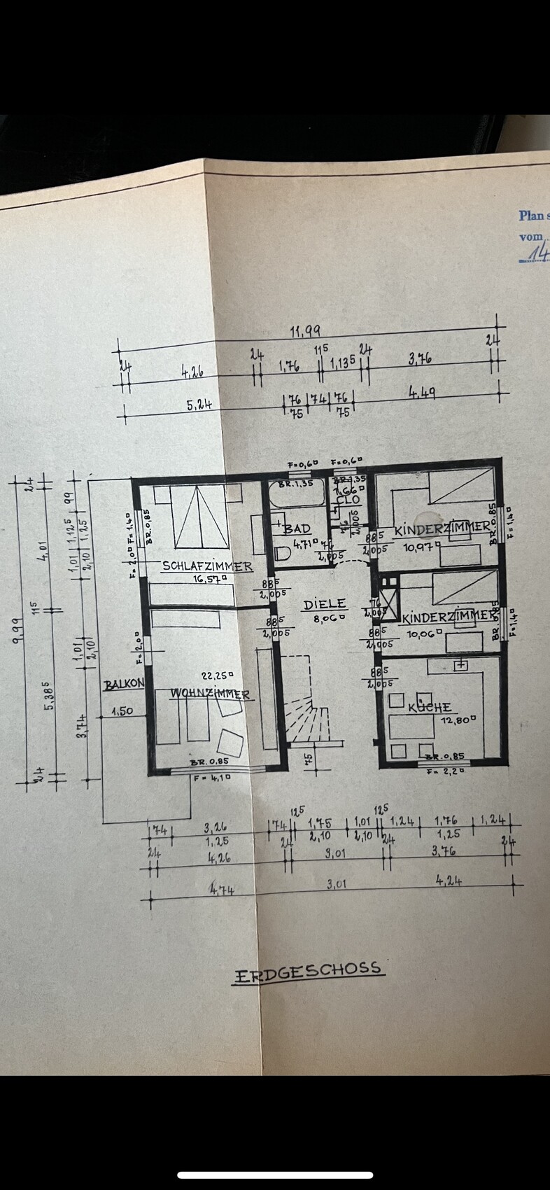 Grundriss des Erdgeschosses mit Schlafzimmer, Wohnzimmer, Küche, Bad, Diele, Balkon, Kinderzimmer.