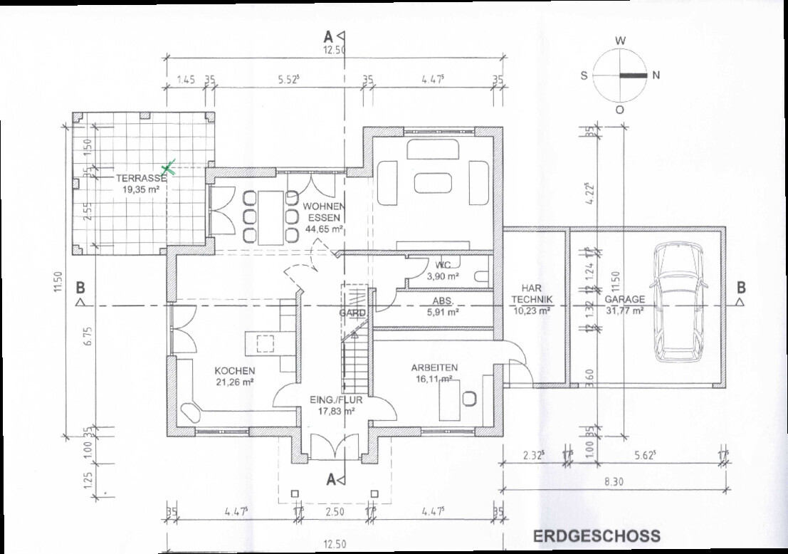 Grundriss Erdgeschoss eines Hauses mit Terrasse, Küche, Wohn-/Essbereich, Arbeitszimmer und Garage.