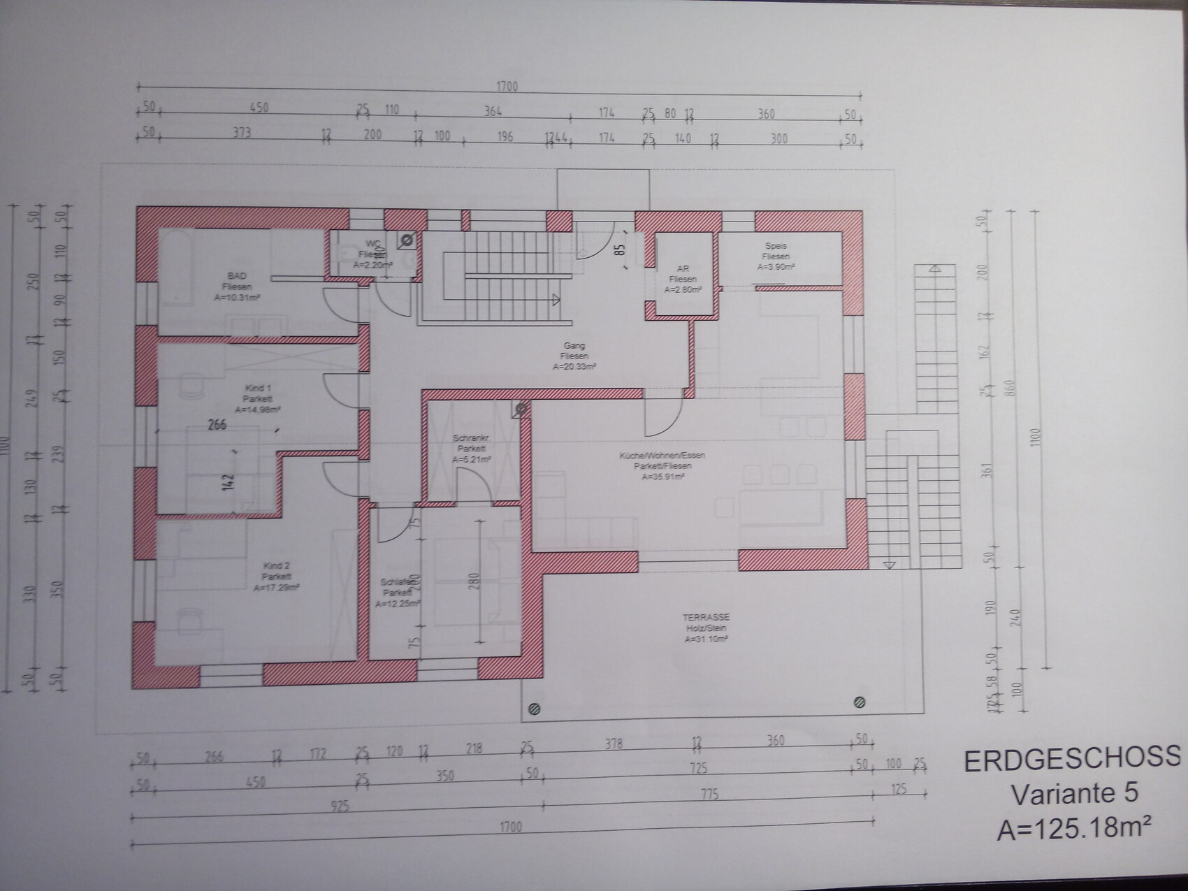 Erdgeschoss Grundrissplan mit Zimmern, Treppen und Terrasse