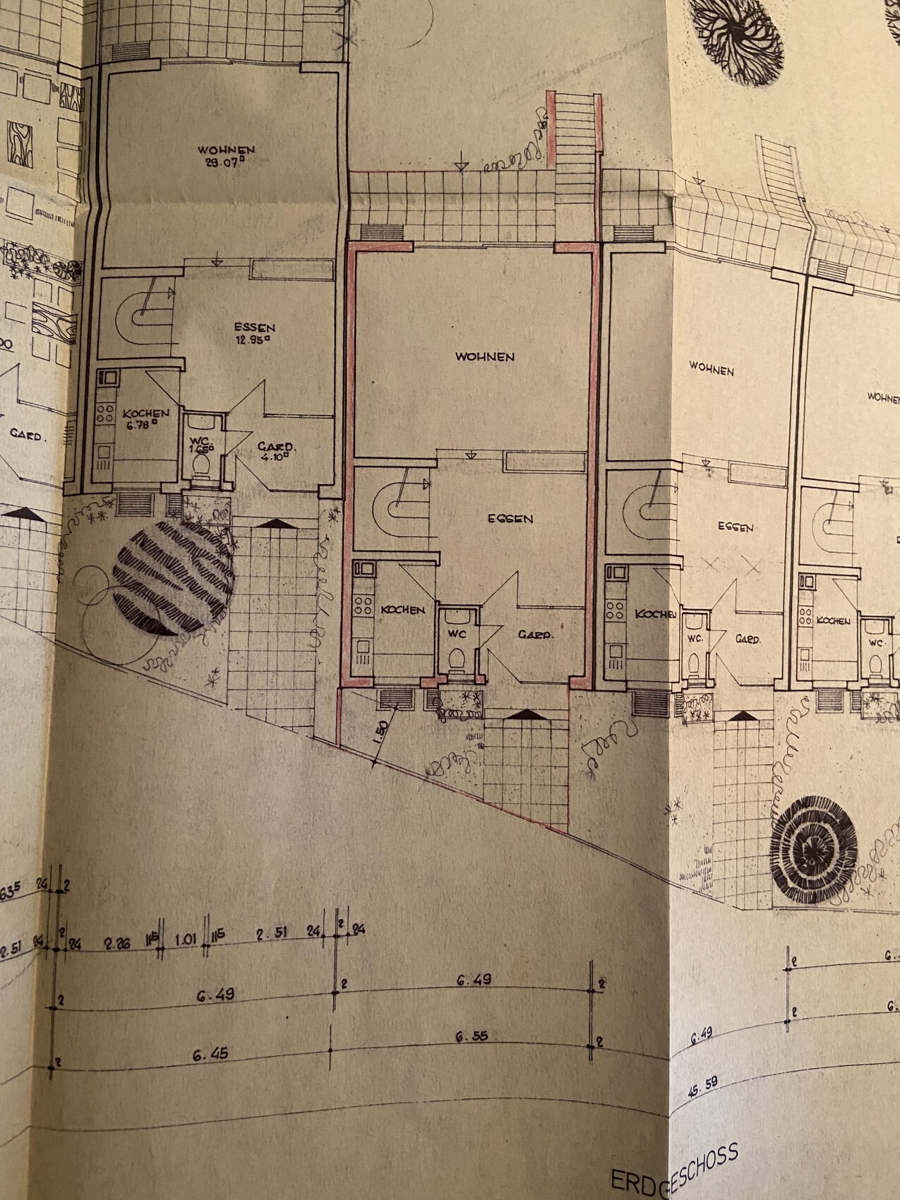 Grundriss Erdgeschoss eines Mehrfamilienhauses mit WOHNEN, ESSEN, KOCHEN und WC.