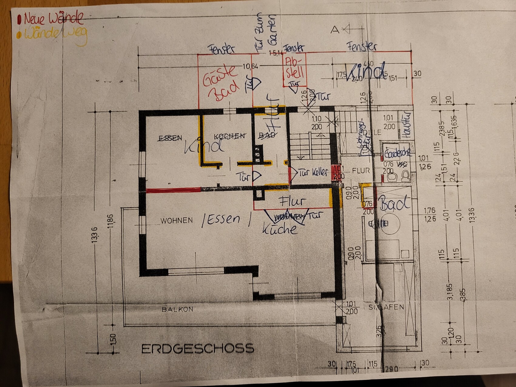 Grundriss Erdgeschoss: Wohn-/Essbereich, Küche, Bad, Flur, Schlafzimmer, Balkon.
