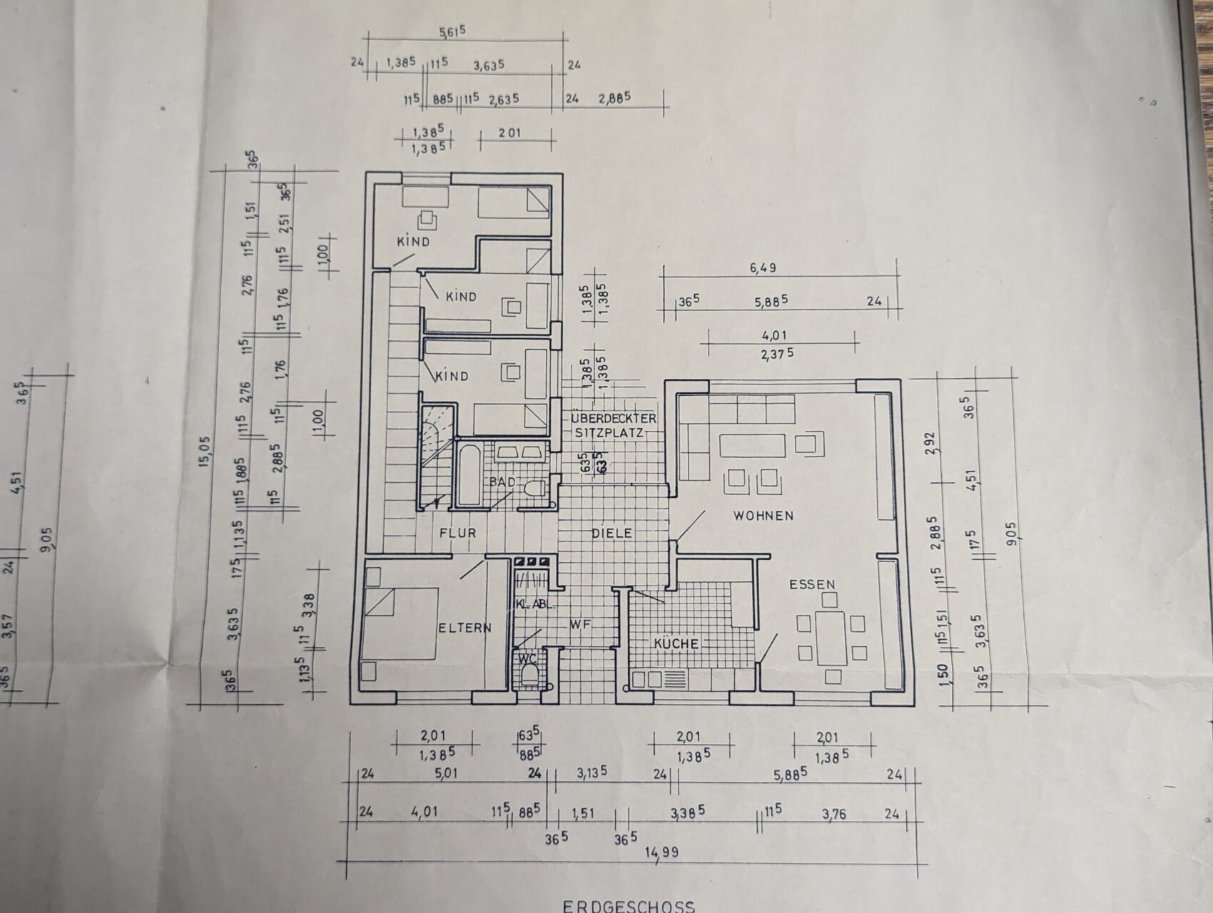 Grundriss Erdgeschoss eines Hauses mit Wohnen, Essen, Küche, Flur sowie Eltern- und Kinderzimmern.