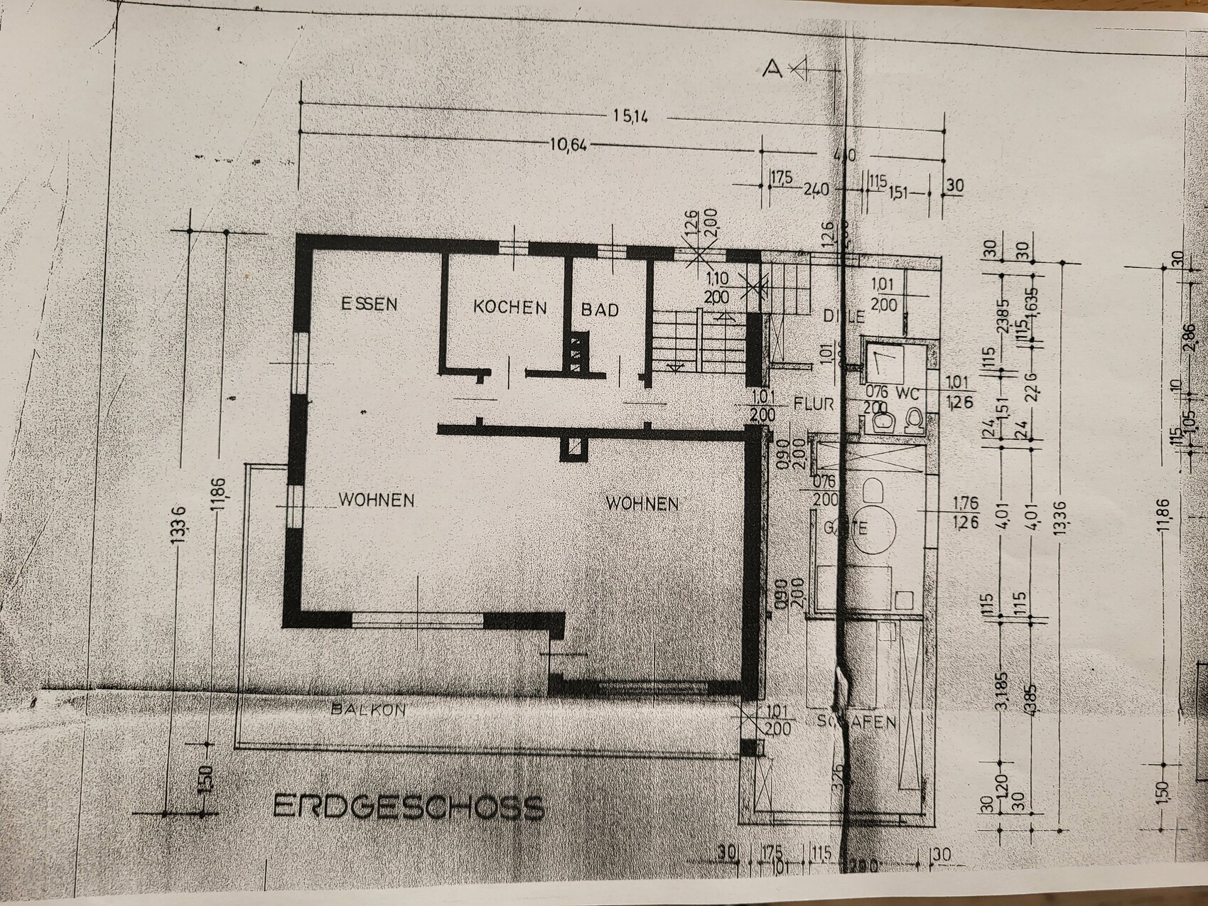 Grundriss Erdgeschoss: Räume Wohnen, Essen, Kochen, Bad, Flur, Balkon, WC.