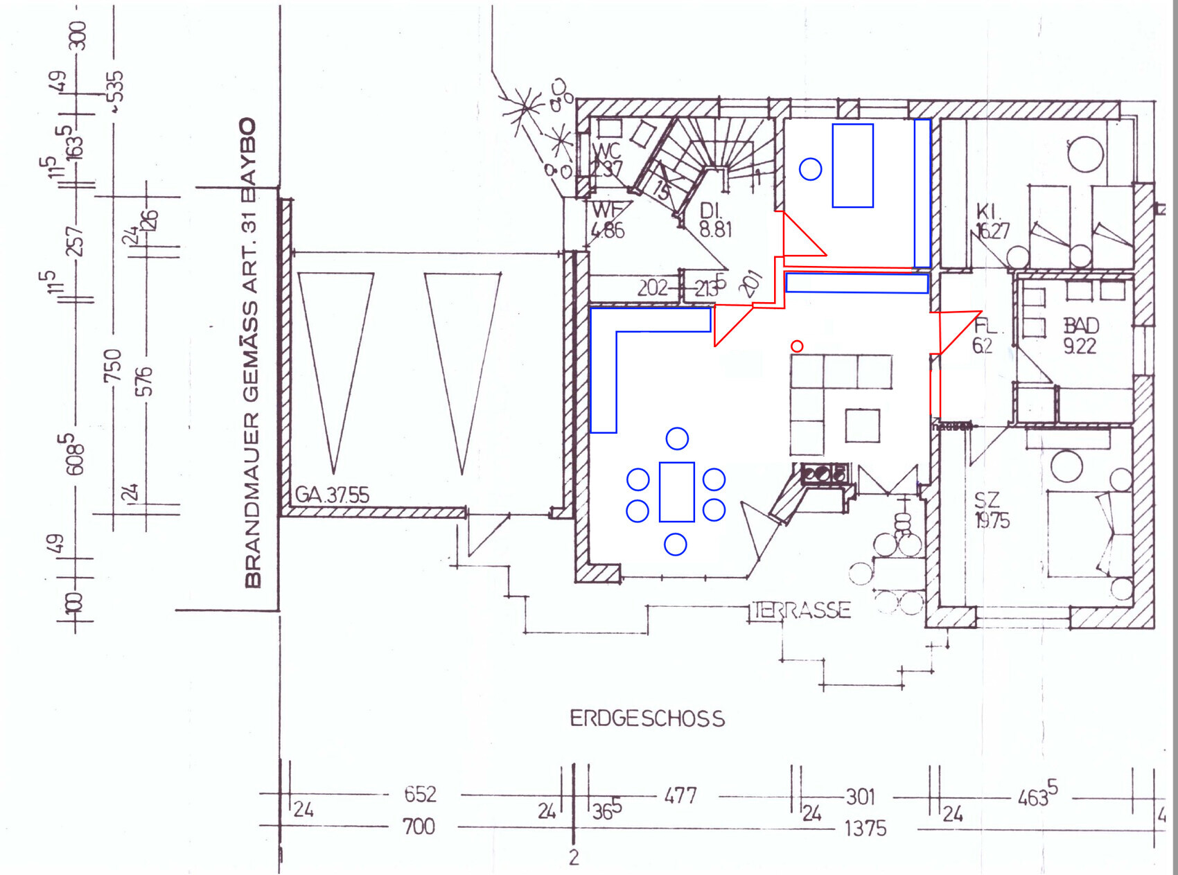 Grundriss Erdgeschoss: Wohnzimmer mit Esstisch, Küche, Bad, WC, Schlafzimmer, Terrasse.
