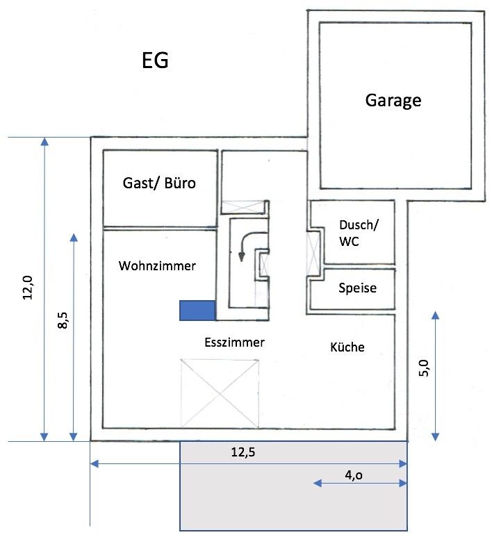 Erdgeschoss-Grundriss mit Wohnzimmer, Esszimmer, Küche, Gast/Büro und Garage