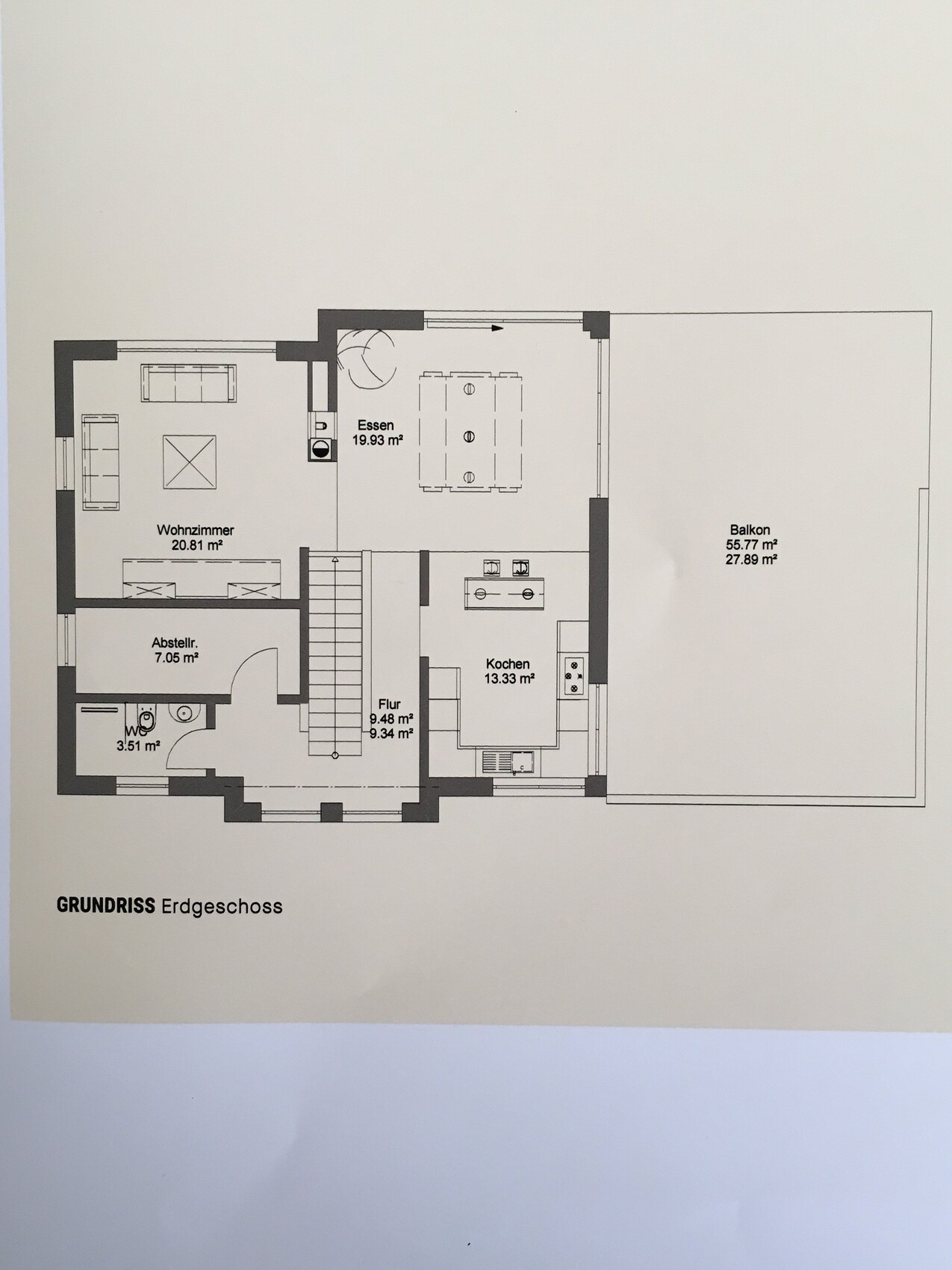 Grundriss Erdgeschoss eines Hauses mit Wohnzimmer, Essbereich, Küche, Abstellraum, Flur, Balkon