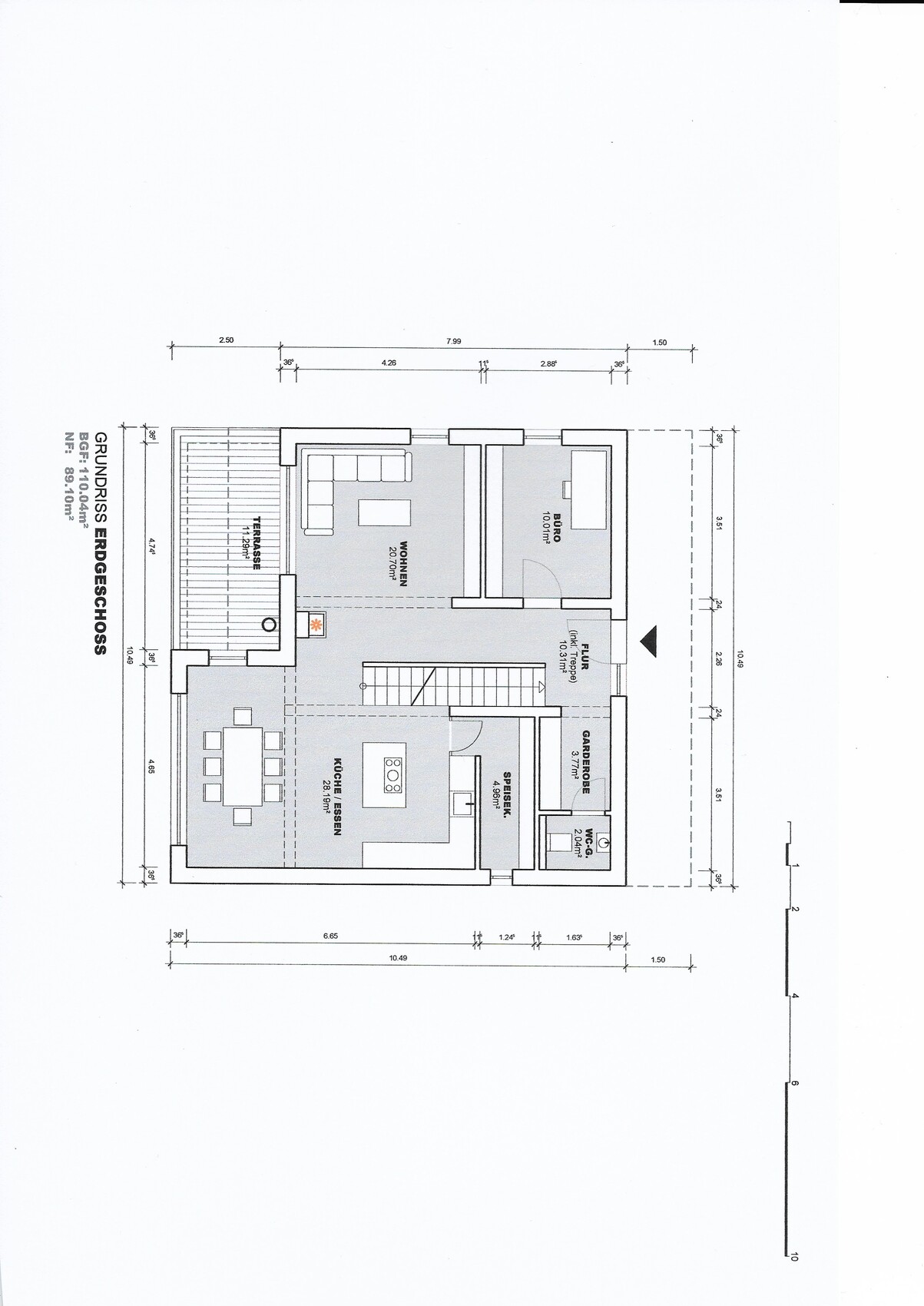 Grundriss des Erdgeschosses: Terrasse, Wohnzimmer, Küche/Essbereich, Büro, Flur, Bad, Garderobe.