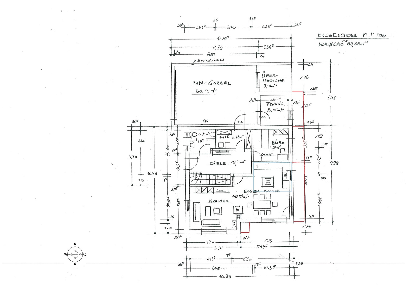 Grundrisszeichnung Erdgeschoss eines Hauses mit Wohnzimmer, Küche, Garage und Flur.