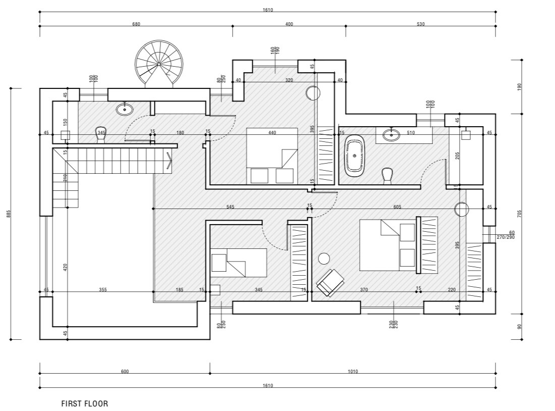 Grundriss des ersten Stocks: Schlafzimmer, Bad, Wohnzimmer, Treppe, Spiraltreppe.