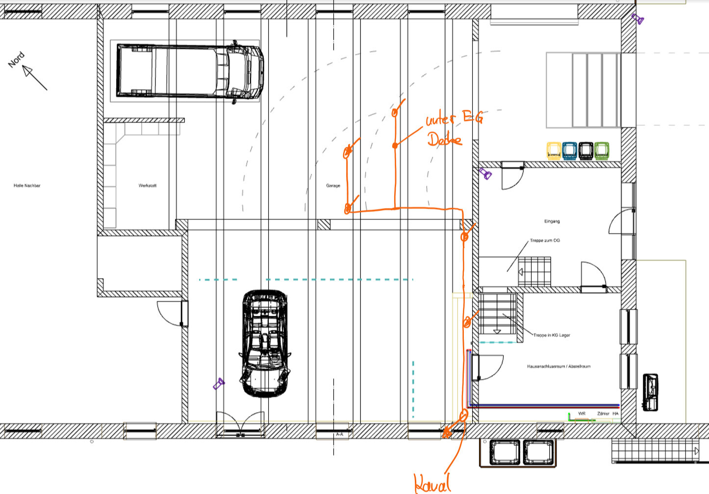 Grundrissplan einer Garage mit Fahrzeugen, Eingängen und Treppen