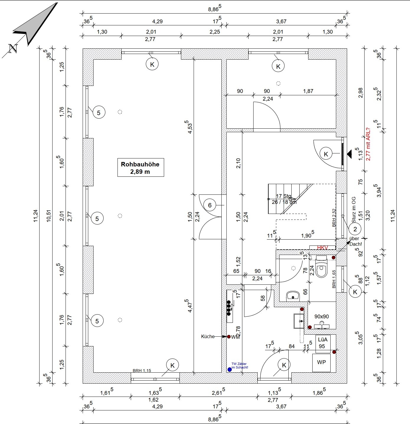Grundriss eines Hauses mit Küche, Treppen, Türen und Maßangaben.