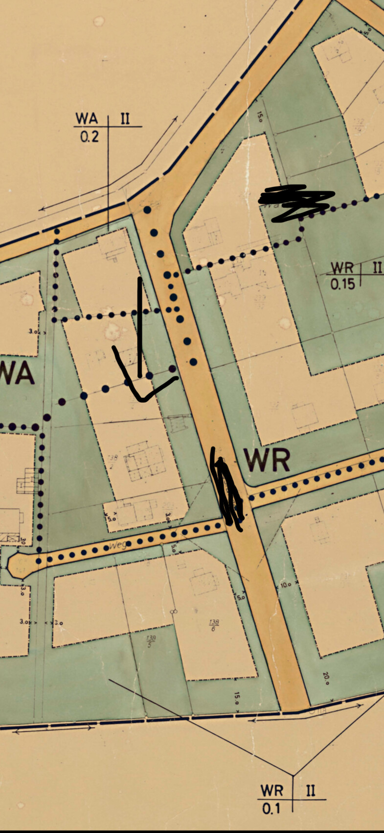 Lageplan mit Parzellen, Straßenverlauf und grün abgegrenzten Grundstücken.