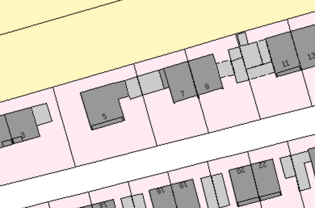 Grundriss eines Gebäudes: pinker Flur mit Räumen 3,5,7,9,11; gelber Bereich oben.