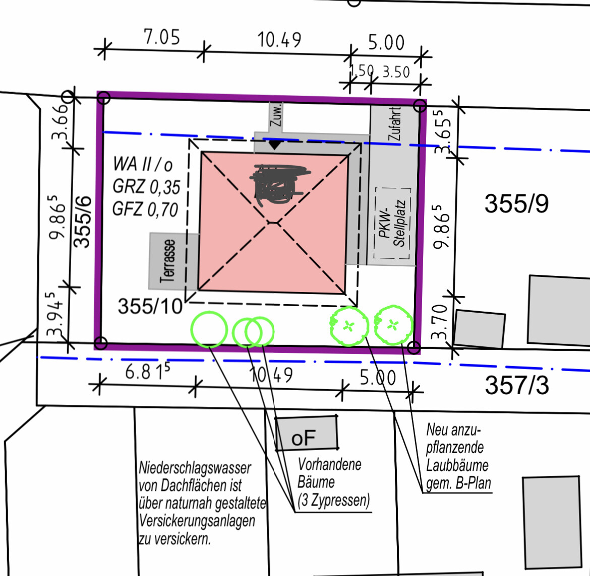 Lageplan des Grundstücks: rotes quadratisches Gebäude, Terrasse, PKW-Stellplatz, Bäume und Maßlinien.