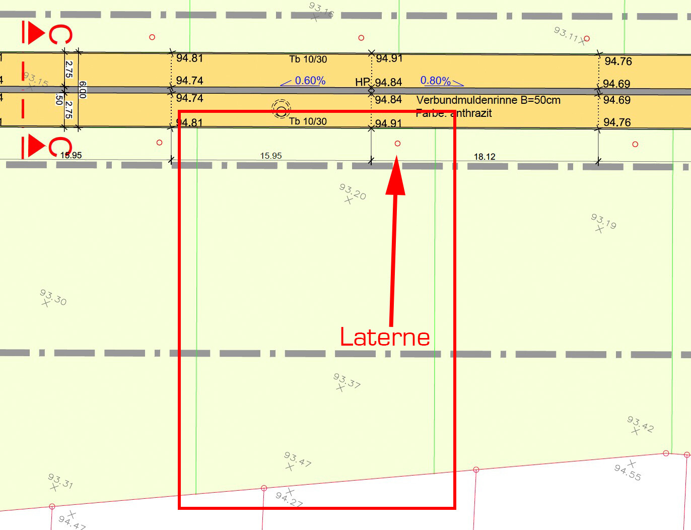 Grundrissplan eines Baugrundstücks mit Maßen, Linien und Markierungen